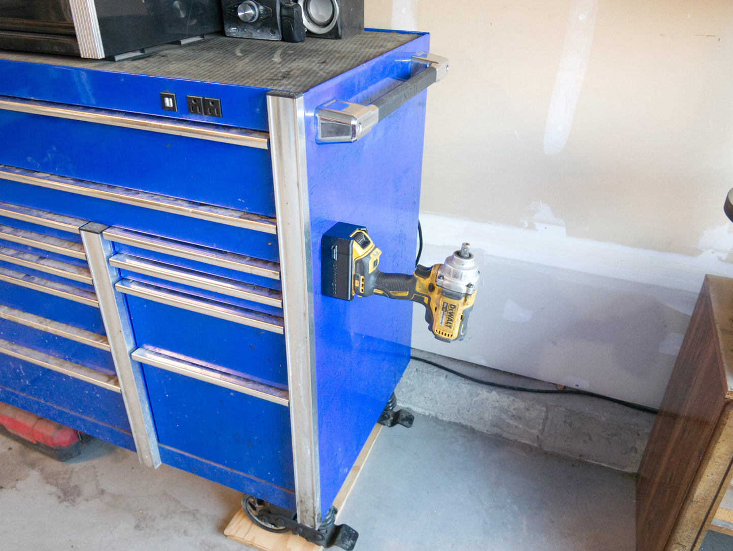 Magnetic Battery Boot Case for Dewalt 20V 4.0Ah (76 mm Width) – Durable ABS Mount