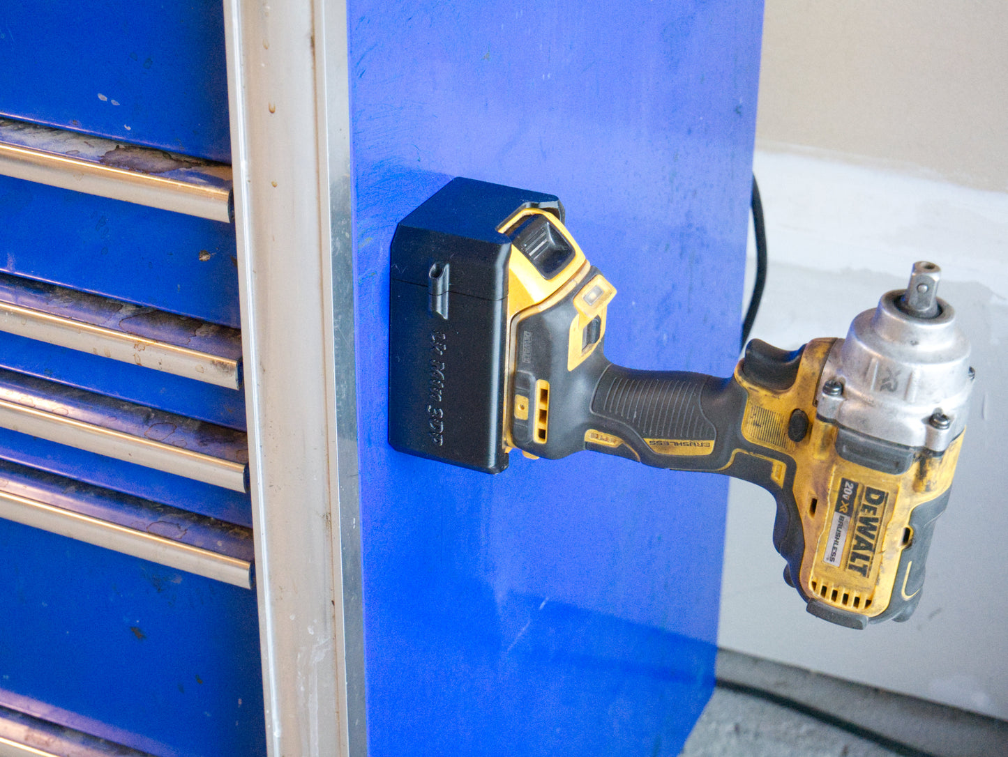 Magnetic Battery Boot Case for Dewalt 20V 4.0Ah (76 mm Width) – Durable ABS Mount