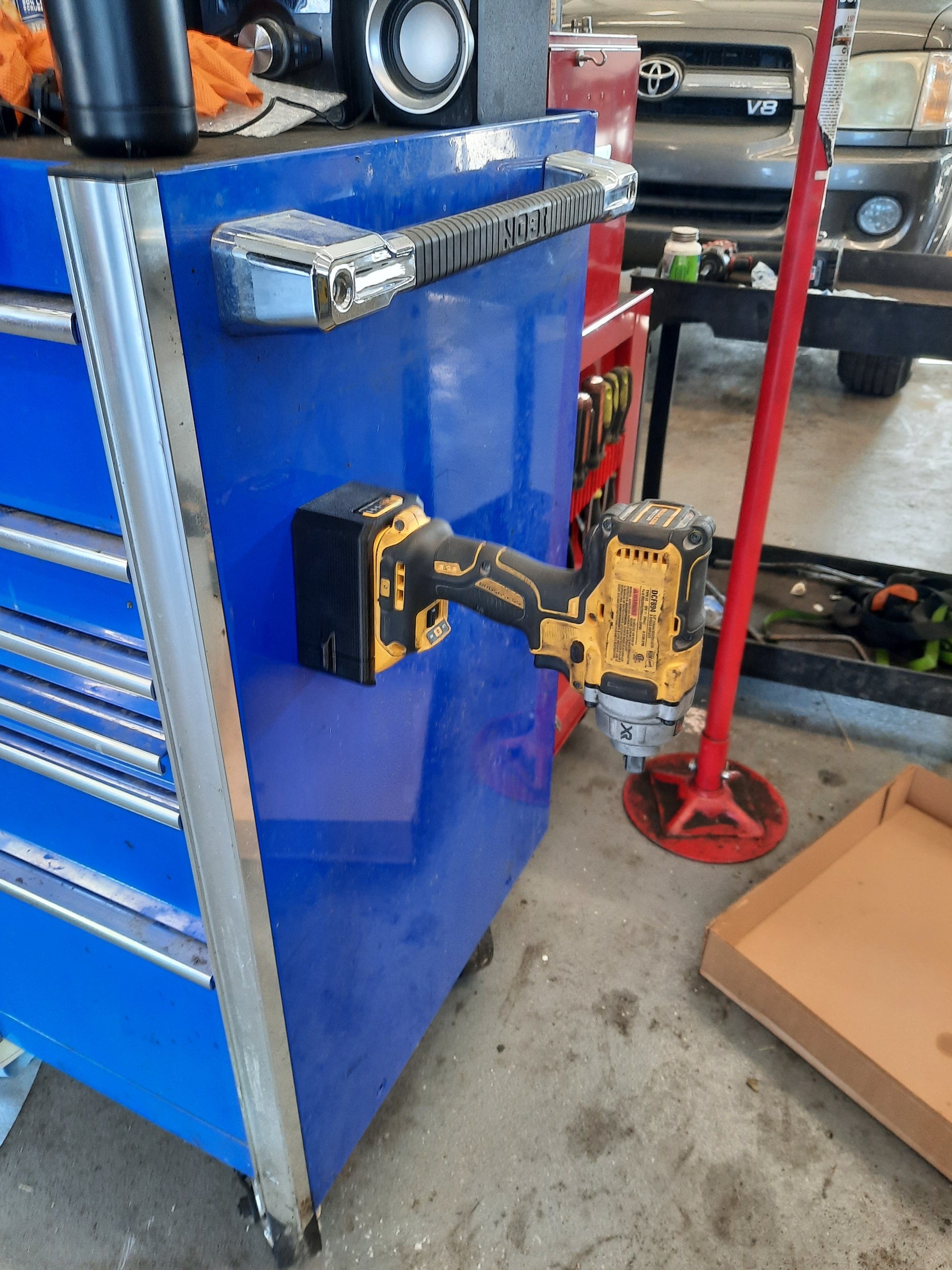 DeWalt 20V Battery Case – Magnetic Protective Battery Boot for 4.0Ah Batteries, in use
