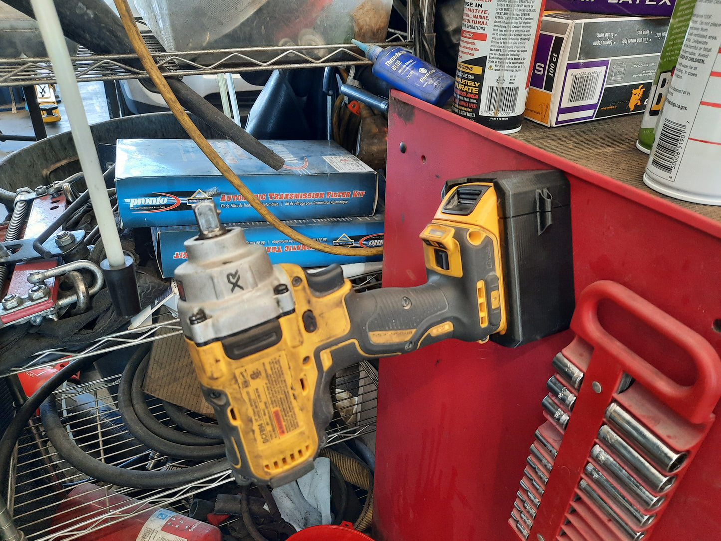 DeWalt 20V Battery Case – Magnetic Protective Battery Boot for 4.0Ah Batteries, in use on battery and tool