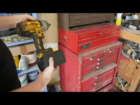 Magnetic Battery Case Boot for Dewalt 9AH Flexvolt model DCB609 - in use